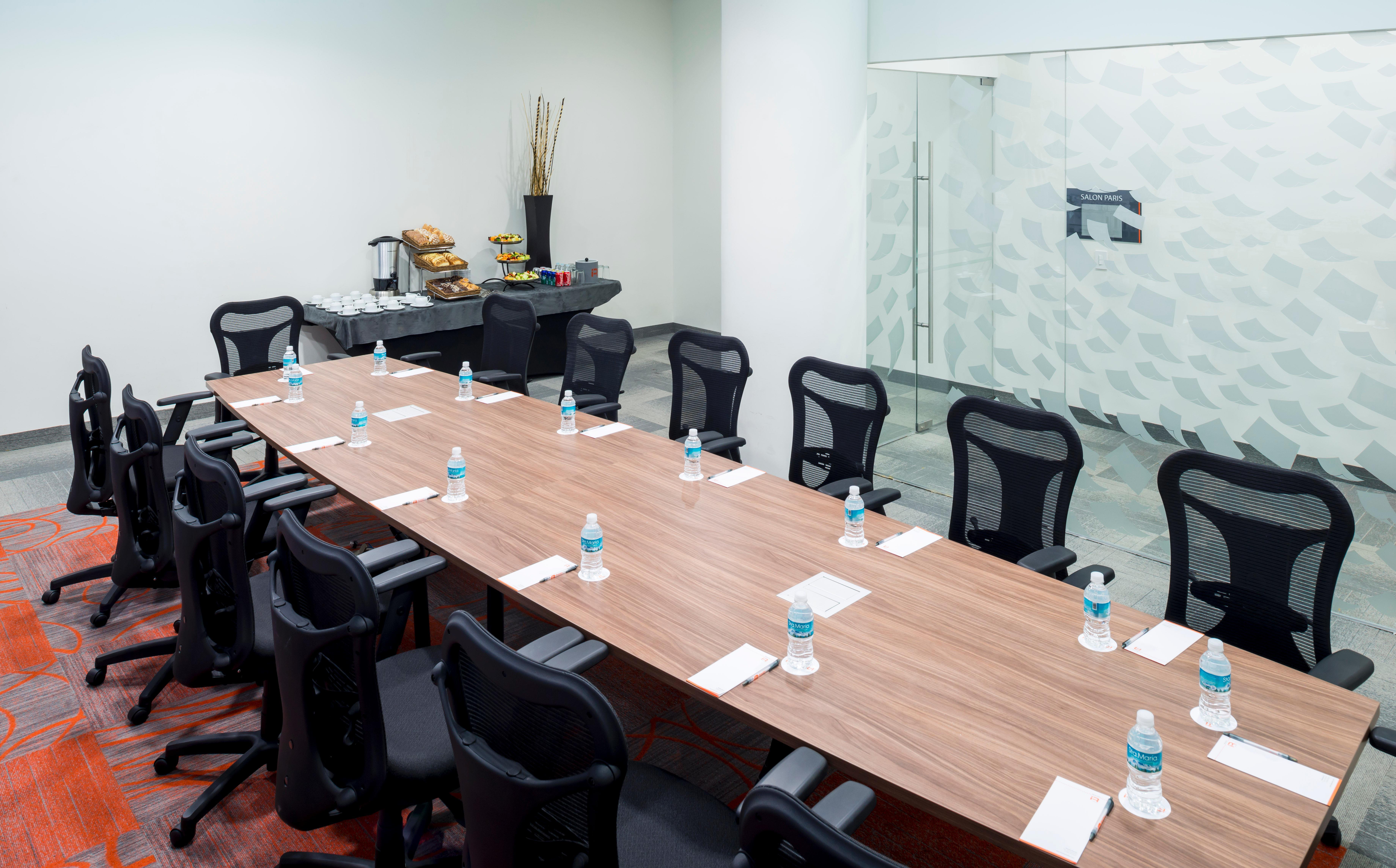 レアル イン ティファナ エクステリア 写真 A boardroom at a hotel