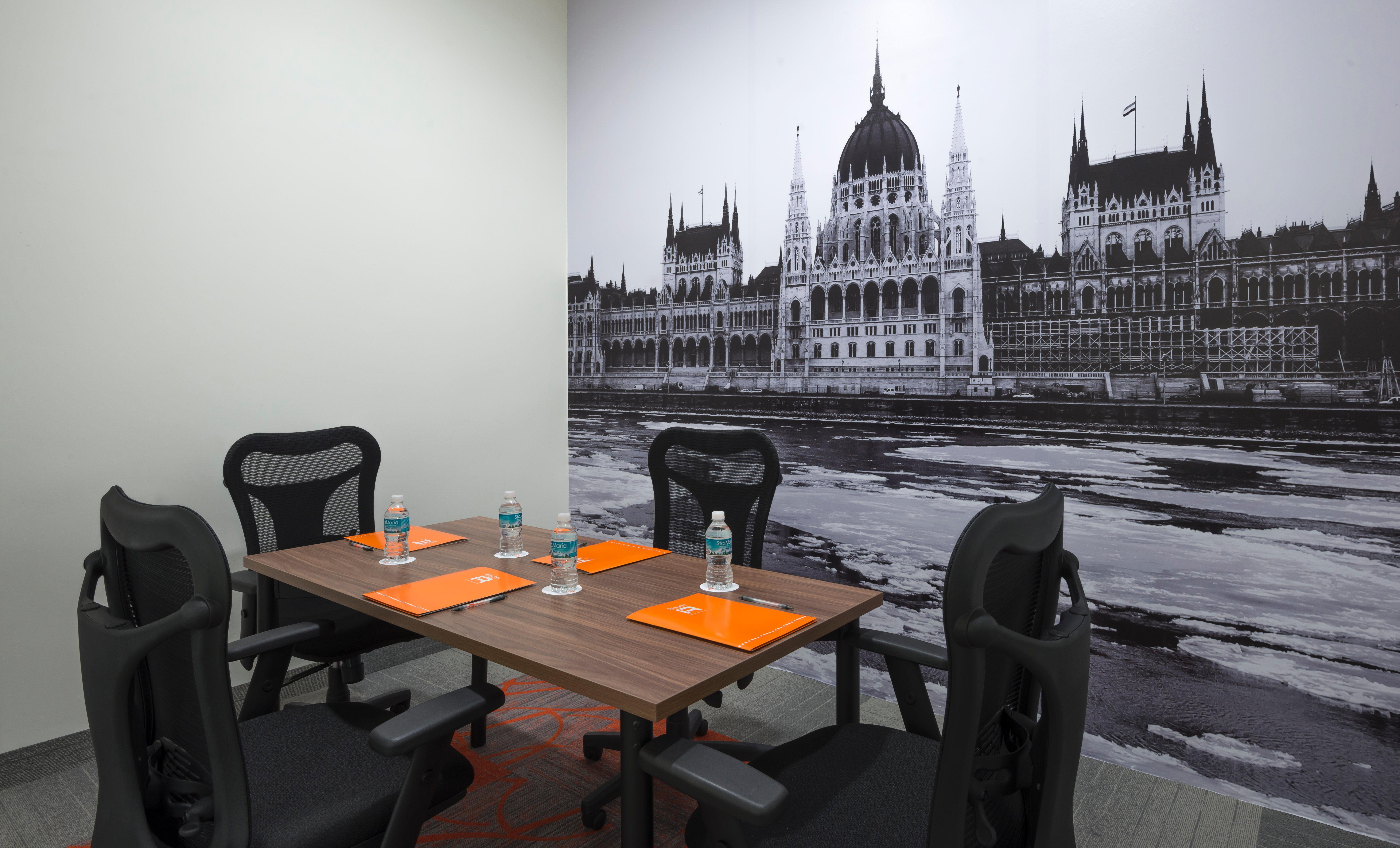 レアル イン ティファナ エクステリア 写真 A meeting room at the Budapest Business Center