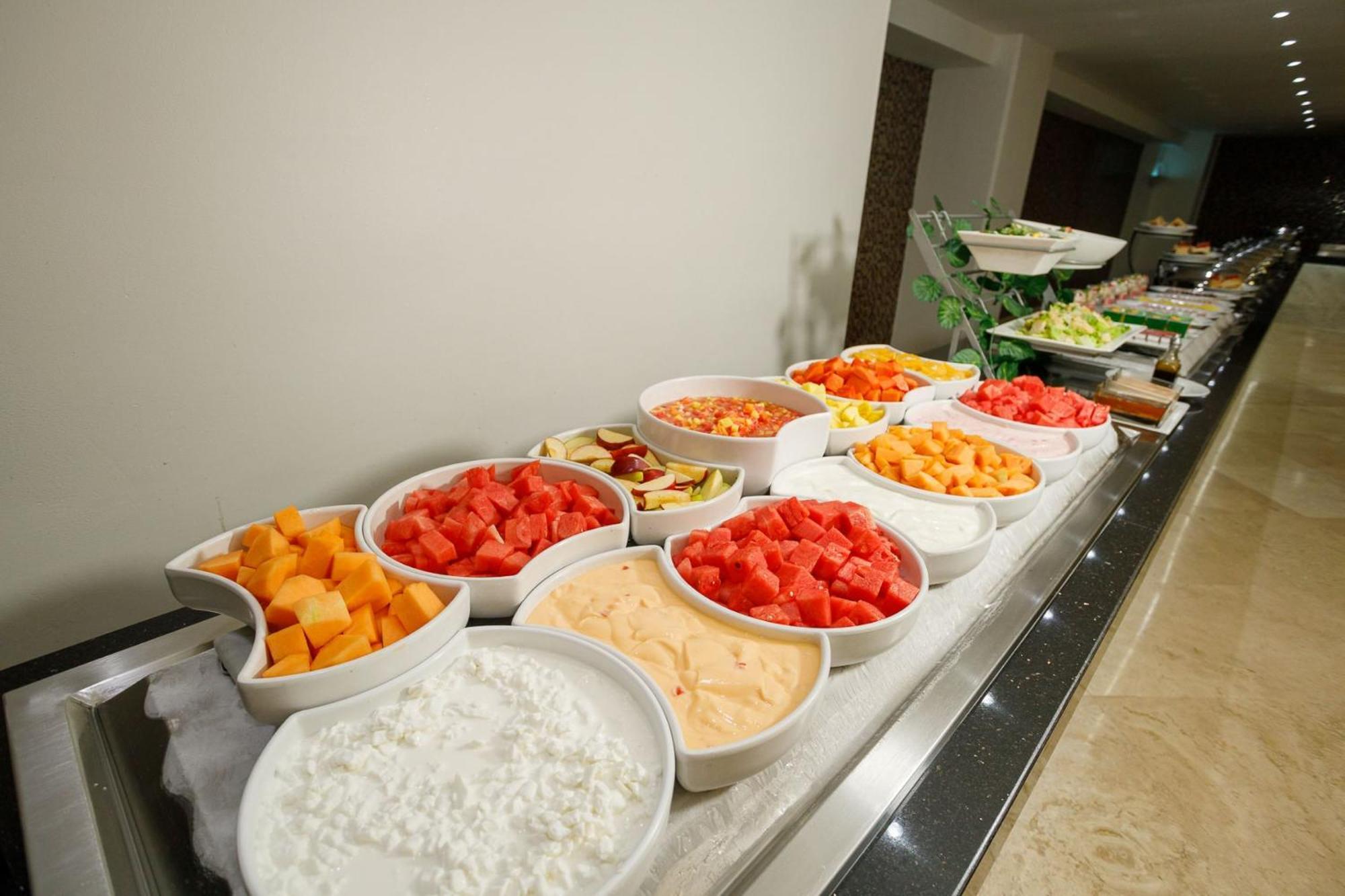 レアル イン ティファナ エクステリア 写真 A buffet of fruit and dairy products