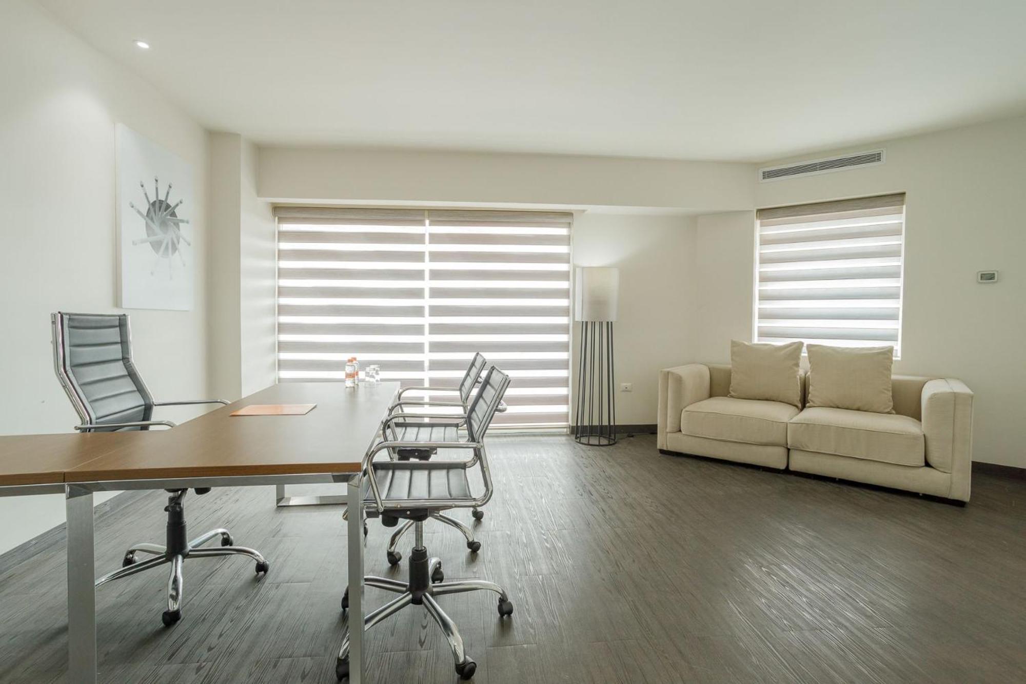 レアル イン ティファナ エクステリア 写真 Zebra roller shades