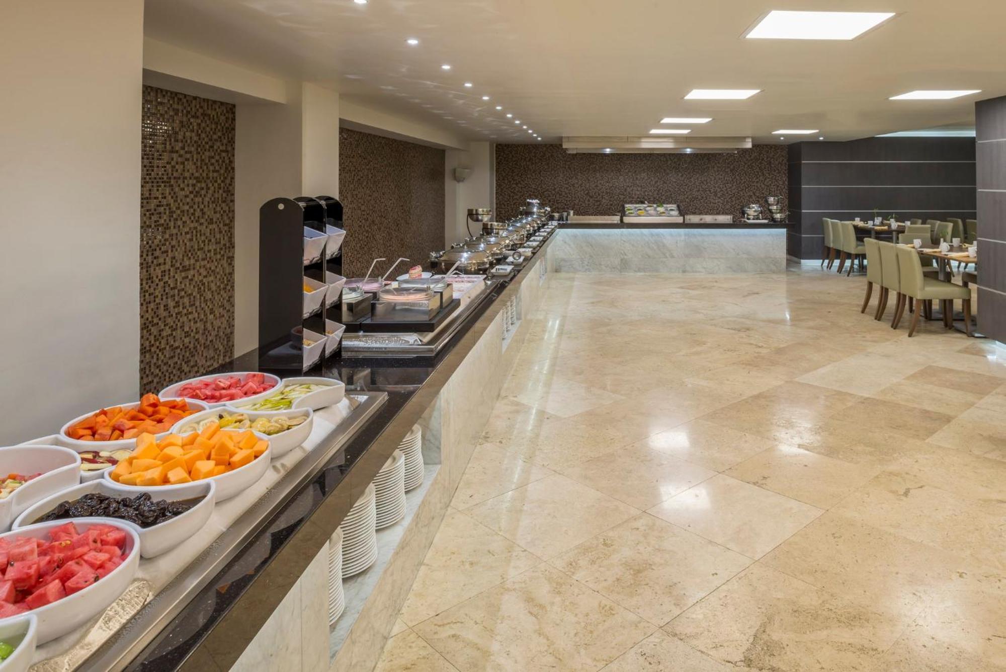 レアル イン ティファナ エクステリア 写真 Buffet at a hotel