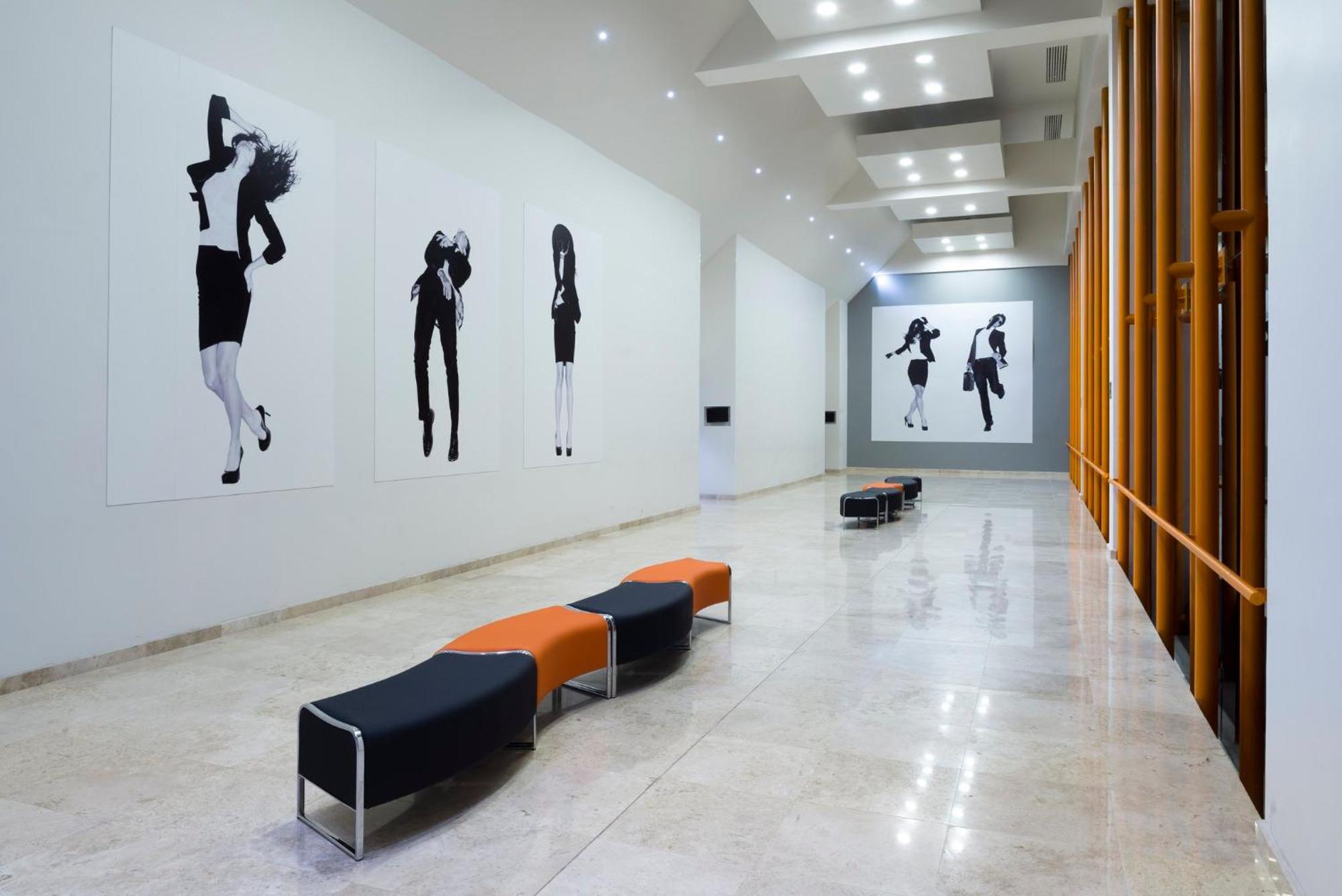 レアル イン ティファナ エクステリア 写真 The interior of the gallery