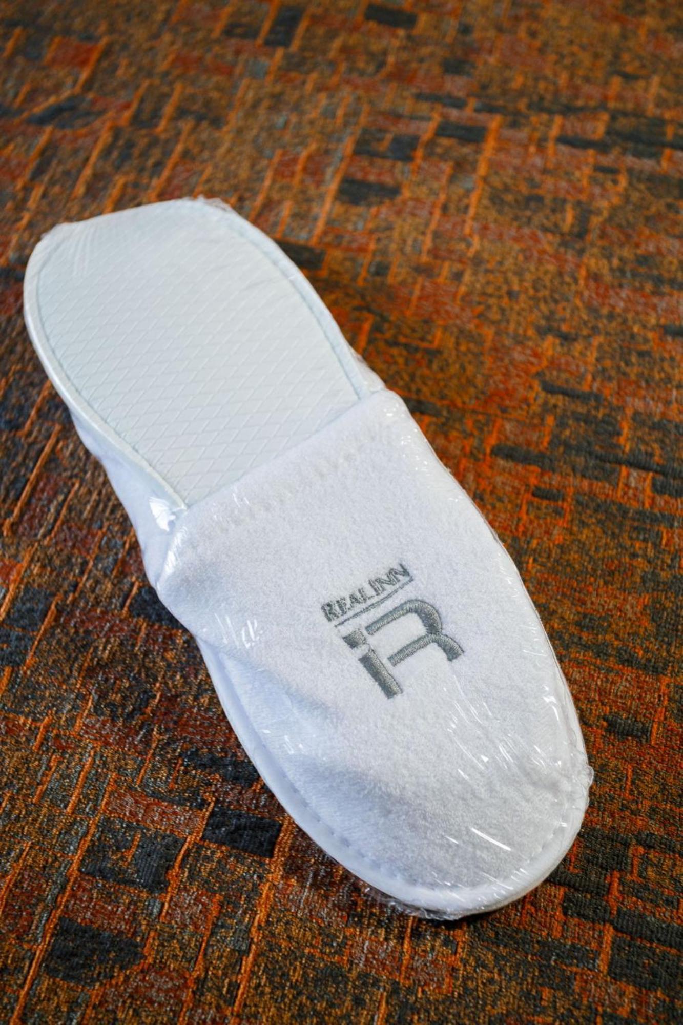 レアル イン ティファナ エクステリア 写真 A pair of hotel slippers