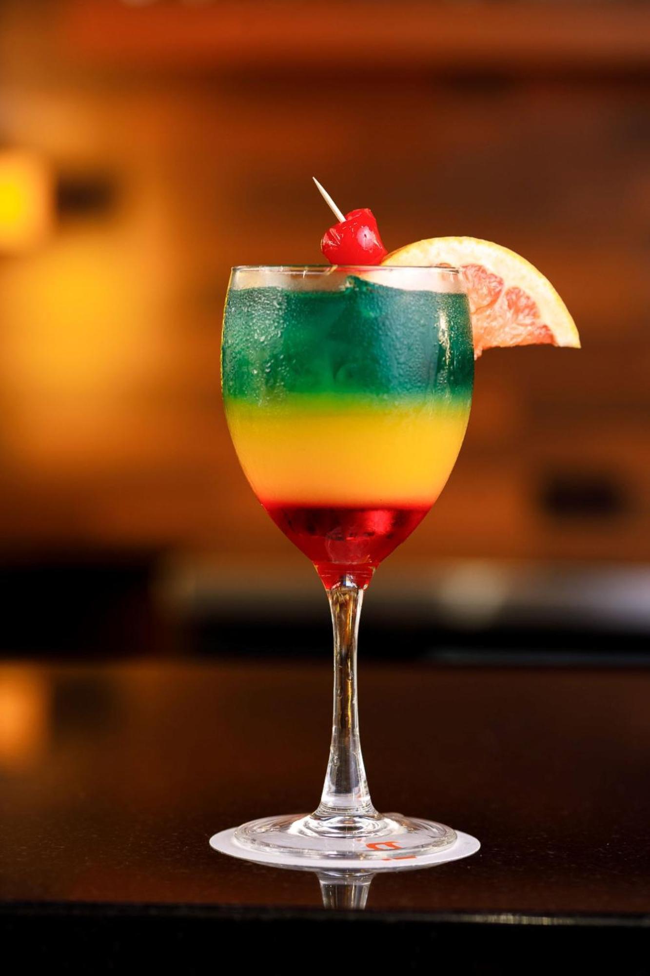 レアル イン ティファナ エクステリア 写真 A layered cocktail